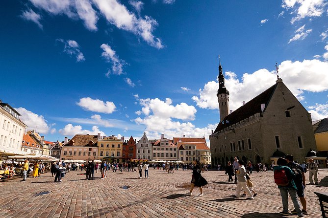 Day trip to Tallinn from Riga - The driver and guide handoff