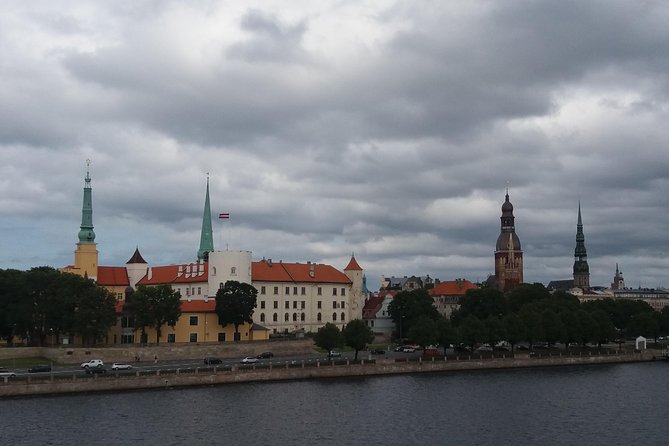 Old Riga Walking Tour / Riga Altstadt Spaziergang - The House of the Blackheads and the Black Cats buildings