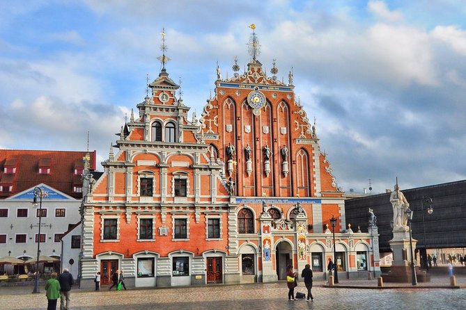 Old Town Walking Tour of Riga - Starting beside the Latvian Riflemen Monument