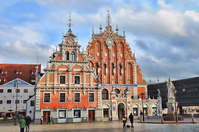 Private Transfer From Riga Airport To Riga City Center - A driver who waits and helps