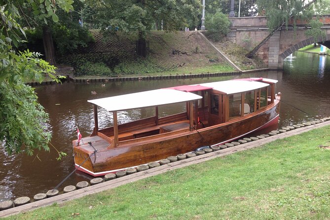Riga Canal and Daugava Boat Tour with Welcome Drink & Audio Guide - Seeing the Freedom Monument from the boat