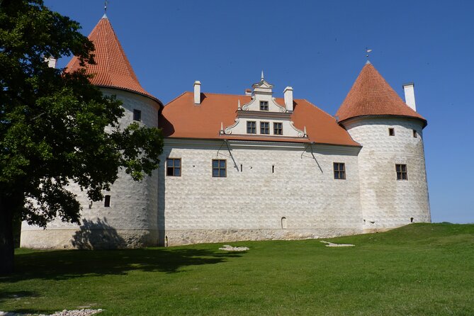 Riga: Hill of Crosses & Guided Rundale Palace with Bauska Castle - The guides are a major part of the value