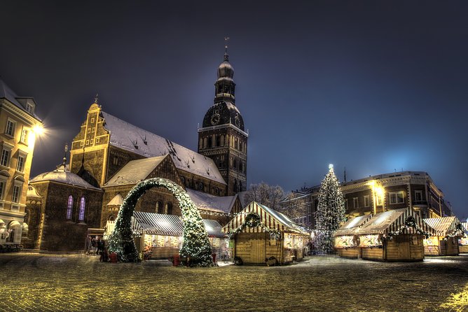 Riga Old Town Walking Tour in a Small Group - Group size, headsets, and the walking experience