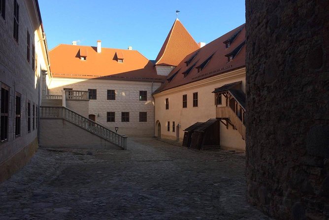 Tour from Riga - Vilnius via Bauska, Rundale, The Hill of Crosses - Commentary, guidebooks, and what to expect